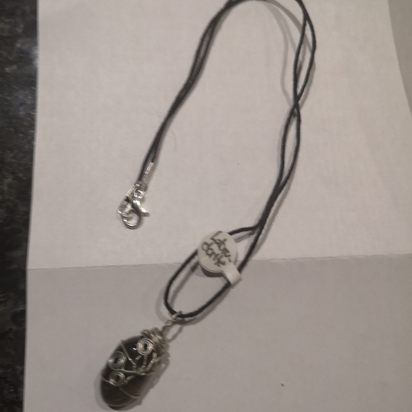 Labradorite pendant on vinyl necklace - Picture 4 of 6